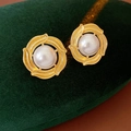 Details von Vintage Gold-Ohrreifen mit Perlen auf grünem Samthintergrund - Gold-Weiß (Perle Stil)