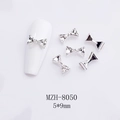 Détail d'un nœud papillon argenté pour nail art avec cristaux K9 de 5x9mm sur ongle blanc - Mini Nœud Argenté (8050) / 5*9mm