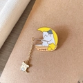 Broche chat pêcheur en émail avec pendentif souris suspendu en finition dorée - Chat pêchant une souris