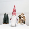 Détail d'un gnome de Noël avec un long bonnet rouge tricoté et une barbe blanche - Gnome Tricoté Avec Mains (Style D)