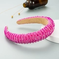 Detailansicht eines luxuriösen, rosa verzierten Haarreifs mit Kristallen und weichem Futter - Fuchsia