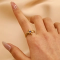 Detail van 18K gouden sterring met blauwe steen gedragen op vinger van een model - Achtpuntige Sterstijl (9171) / Goud