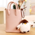 Roze handtas van kunstleer met een schattige pluche pinguïnhanger aan de zijkant - Mus