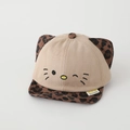 Detail van schattig kattenborduurwerk en luipaardoren op katoenen peuterpetje - 50cm (1-3 jaar) / Khaki