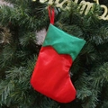 Calza di Natale da elfo in raso rosso e verde da 7 pollici su un albero decorato - Corpo Rosso