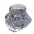 Detaillierte Makroansicht der gewaschenen Denim-Anglerhut-Textur mit Webetikett und Kordelzug - M (56-58cm) / Dunkelblau
