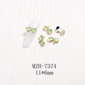 Details von 3D-Bogen-Nagelcharms mit grünem Katzenaugenstein und Goldrand in 11x6mm - Goldrand Hellgrün Katzenauge Schleife (MZH-7374)