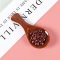Cuillère miniature en céramique marron avec haricots rouges sur fond rose pastel - Bois Foncé-Haricots Rouges