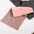 Chiffon en polaire corail rose et marron à texture losange plié sur un plan de travail - 15x25CM / Rose et Gris