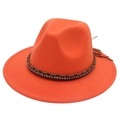 Cappello fedora classico in feltro arancione con fascia intrecciata in strass su fondo bianco - Arancione