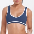 Detail eines dunkelblauen Sport-BHs mit weißem Rand und U-Ausschnitt am Modell - S / Marineblau