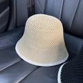 Dettaglio cappello parasole in maglia kaki con trama traspirante e bordo a contrasto - Cachi