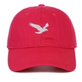Détail de la broderie d'aigle sur une casquette de baseball en sergé de coton rose - Réglable / Rouge Rose