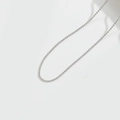 Makro-Detail der silbernen verstellbaren Kugelkette mit minimalistischem Finish - Verstellbare Kordelzug-Perlenkette / Silber