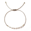 Verstellbares MAMA-Armband mit weißen Perlen und Goldperlen als Muttertagsgeschenk - Unregelmäßige Perle und Goldene Metallperle Einstellbarer Stil