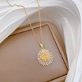 Detail van de gouden kruishanger met wit parelmoer inlegsel en zirkoon voor dames - Gouden Kruis Medaillon Ketting (G444)