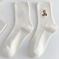 Chaussettes mi-mollet en coton côtelé blanc avec broderie ours brun mignon - Taille unique / Crème