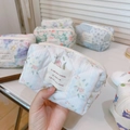 Dettaglio della borsa per cosmetici in cotone trapuntato con delicati motivi floreali - Fiori a Righe