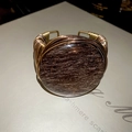 Macro dettagliata del bracciale rigido fatto a mano in filo d'oro con cristallo marrone - Bracciale a Cerchio con Pietra Vintage Avvolto in Filo d'Oro (Argento-Nero)