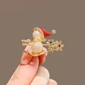 Weihnachtliche Schneemann-Brosche mit weißen Perlenimitaten und roter Emaille auf Gold - Skateboard-Schlitten - Brosche
