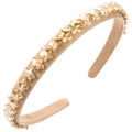 Dettaglio di un cerchietto in raso champagne con strass dorati a forma di stella - Marrone