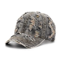 Gros plan sur une casquette en jean vieilli avec fils colorés et détails de déchirures - Taille unique / Lavage gris noir avec lignes multicolores (A)