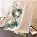 Dettaglio di sciarpa in raso di seta con elegante stampa di loto su supporto metallico - XD12-3 Loto Bianco Ciano / 180*80cm