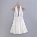 Robe d'été blanche à licou, col en V et broderie anglaise présentée sur un cintre en studio - S / Blanc