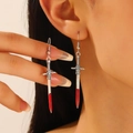 Boucle d'oreille épée gothique argentée avec pointe rouge translucide en gros plan - Épée longue rouge (DZ-849) / Argent Antique