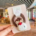 Élastique à cheveux tricoté marron avec renne sur carte rose dans un café cosy - Élastique renne