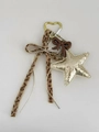 Llavero de lazo leopardo con clip de corazón dorado y colgante de estrella en relieve - Colgante de Estrella Dorada