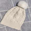 Gorro de invierno de punto grueso blanco crema con un pompón de piel sintética desmontable - crema