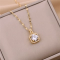 Gouden ketting met vierkante zirkoon hanger en fonkelende steentjes op zijden achtergrond - Witte Strass Stijl (8983)