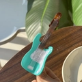 Détail d'une pince à cheveux en forme de guitare bleu tiffany avec texture nacrée - Guitare Bleu Menthe