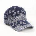 Seitenansicht der dunkelblauen Paisley-Baseballkappe mit Baumwollstickerei und festem Schirm - Verstellbar / Marineblau