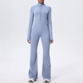 Dettaglio della tuta da yoga azzurra con colletto a metà zip e maniche lunghe dal design moderno - S / Blu Nebbia
