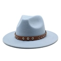 Détail d'un chapeau fedora en laine bleu clair avec sangle en cuir marron et clous en métal - M (56-58cm) / Bleu Ciel