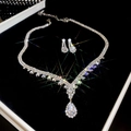 Detalle de conjunto de collar y pendientes con gota de plata en caja de terciopelo - Conjunto de Collar y Pendientes Gota de Agua de Plata (Dos Piezas)