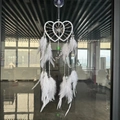 Atrapasueños blanco con forma de corazón con plumas y cuentas en una ventana - Doble Corazón Blanco