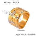 Anello in acciaio al titanio dorato con trama a scacchiera e diamanti scintillanti - US 6 / Stile a Trama Intrecciata Oro (A823)