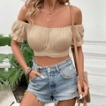 Top corto beige con hombros descubiertos, mangas abullonadas y diseño entallado - S / Caqui