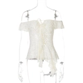 Detail van witte kanten off-shoulder top met gegolfde asymmetrische zoom en vetersluiting - S / Abrikoos
