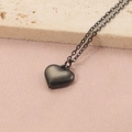 Dettaglio di una collana con ciondolo a cuore nero su seta rosa e pietra - Nero (12mm)