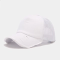 Détail de la casquette blanche avec bord usé vintage et filet en maille respirante - Blanc