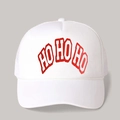 Dettaglio del cappellino trucker bianco con stampa HO HO HO rossa e cordoncino decorativo - Tutto Bianco