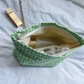 Grüne Kosmetiktasche mit Blumenmuster und Reißverschluss, große Make-up-Tasche für Reisen. - Matchagrün Fensterblume