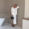 Elegante conjunto de punto blanco con cárdigan de manga larga y falda midi de tubo - S / Blanco