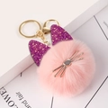 Détail d'un porte-clés en fourrure rose avec oreilles de chat pailletées et fermoir doré - En stock / Rose Coréen - Style Oreilles Pailletées