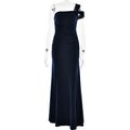 Dettaglio dell'abito lungo monospalla blu scuro con arricciature laterali e spacco elegante - M / Blu navy