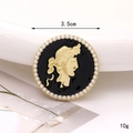 Dettaglio del ciondolo vintage in lega da 3,5 cm con perle e rilievo dorato - Ritratto Perla Tonda Oro